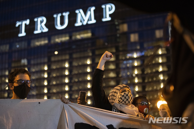 [시카고=AP/뉴시스]7일(현지시간) 미 일리노이주 시카고에 있는 트럼프 타워 부근에서 수백 명의 조 바이든 후보 지지자들이 그의 대통령 당선을 축하하고 있다. 바이든 민주당 후보는 경합 주인 펜실베이니아주에서 승리하면서 선거인단 273석을 확보, 도널드 트럼프 대통령을 꺾고 미국의 제46대 대통령이 됐고 해리스 후보는 흑인 여성 최초의 부통령이 됐다. 2020.11.08.