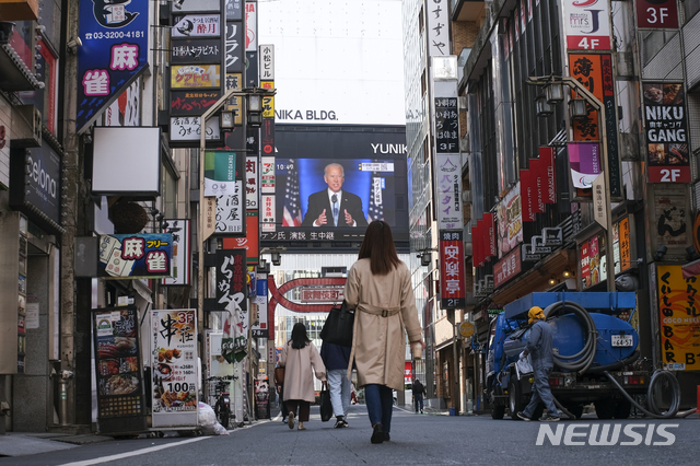 [도쿄=AP/뉴시스] 조 바이든 미국 대통령 당선자가 연설하는 모습이 지난 8일 일본 도쿄도 신주쿠 거리의 스크린에 생중계 되고 있다. 2020.11.09.