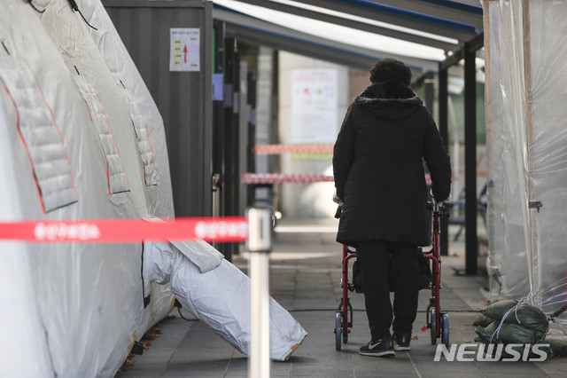 [서울=뉴시스] 박민석 기자 = 신종 코로나바이러스 감염증(코로나19) 국내 신규 확진 환자가 143명으로 집계된 지난 8일 오전 서울 용산구 용산구보건소 코로나19 선별진료소에서 한 시민이 검사를 받기 위해 이동하고 있다. 2020.11.08.   mspark@newsis.com