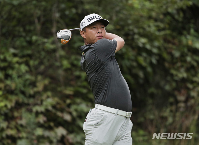 [서울=뉴시스] 박미소 기자 = 8일 경기 파주 서원밸리CC에서 열린 LG SIGNATURE 플레이어스 챔피언십 FR에서 맹동섭이 15번홀에서 드라이버 티샷을 날리고 있다. (사진=KPGA 제공) 2020.11.08. photo@newsis.com