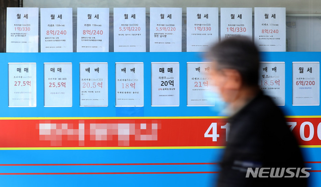 [서울=뉴시스] 이영환 기자 = 서울 송파구의 한 부동산 중개업소에 매물 정보가 게시돼 있다. 2020.11.08. 20hwan@newsis.com 이 사진은 기사 내용과 직접적 관련 없음