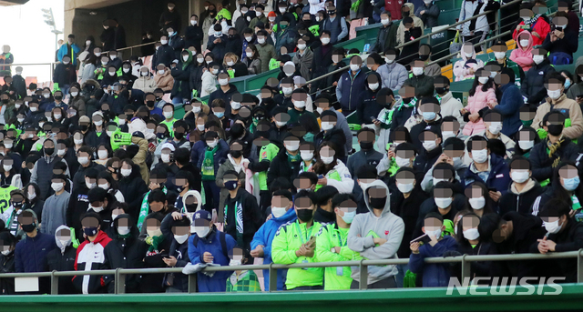 [전주=뉴시스] 김얼 기자 = 2020 하나은행 FA컵 결승 2차전 전북 현대모터스와 울산 현대축구단의 경기가 열린 8일 전북 전주시 전주월드컵경기장에서 경기장을 찾은 관중들이 사회적 거리두기를 잊은 채 시상식을 관람하고 있다. 2020.11.08.pmkeul@newsis.com