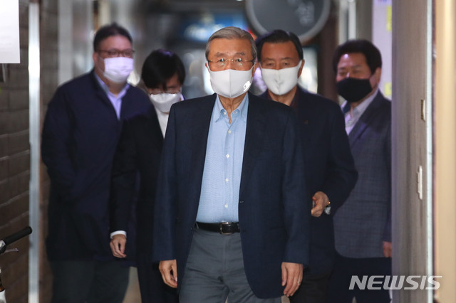 [서울=뉴시스] 김진아 기자 = 국민의힘 김종인 비상대책위원장이 8일 오후 서울 여의도 한 식당에서 열린 중진의원들과의 만찬 회동에 참석하고 있다. (공동취재사진) 2020.11.08.&nbsp; photo@newsis.com