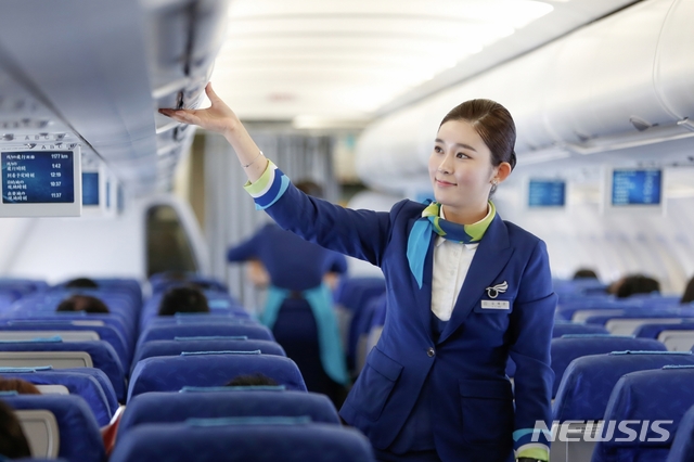 [서울=뉴시스] 에어부산 캐빈승무원 기내 서비스 (제공=에어부산)