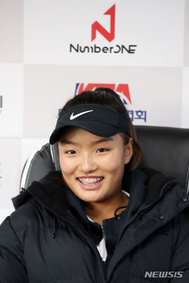 [서울=뉴시스] 제75회 한국테니스선수권대회 여자 복식 본선 진출에 성공한 이동국의 딸 이재아. (사진 = 대한테니스협회 제공)