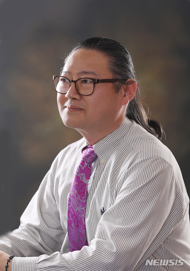 [서울=뉴시스]◇한욱 작가=대만 중국문화대학교 미술계 동양화과 졸업, 동국대학교 교육대학원 미술교육과 졸업 ▶개인전 18회 및 해외전 9회, 단체전 50회 ▶작품소장: LG, 대한도시가스공사, (주)가온건설, 한국가톨릭 문화원, 한국소아암재단 등 ▶현재: 한국미술협회 회원, 서초미술협회 회원, 서동전 회원 등(사진=MANIF 제공)2020.11.06 photo@newsis.com 