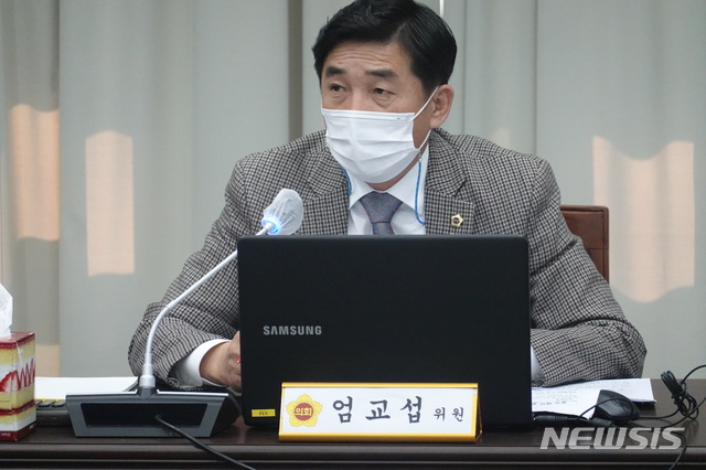 [수원=뉴시스] 이병희 기자 = 경기도의회 건설교통위원회 엄교섭(더불어민주당·용인2) 의원이 9일 경기도 교통국에 대한 행정사무감사에서 플랫폼 택시와 기존 택시업계의 상생 방안을 마련해야 한다고 강조하고 있다. (사진=경기도의회 제공) 2020.11.09. photo@newsis.com