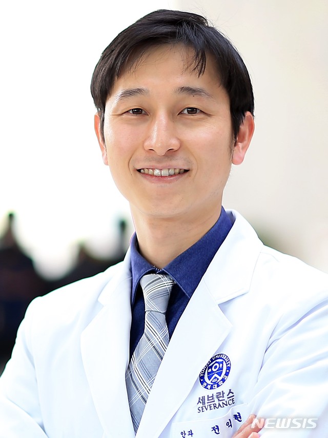 [서울=뉴시스] [서울=뉴시스] 연세대 의과대학 안과학교실(세브란스병원 안과) 연구팀은 인터류킨-4(Interleukin-4)의 기능을 활용해 마이봄샘의 지질 분비를 증가시킬 수 있는 방법을 확인했다고 9일 밝혔다. 사진은 전익현 세브란스병원 안과 교수.(사진 : 세브란스병원 제공). 2020.11.9.