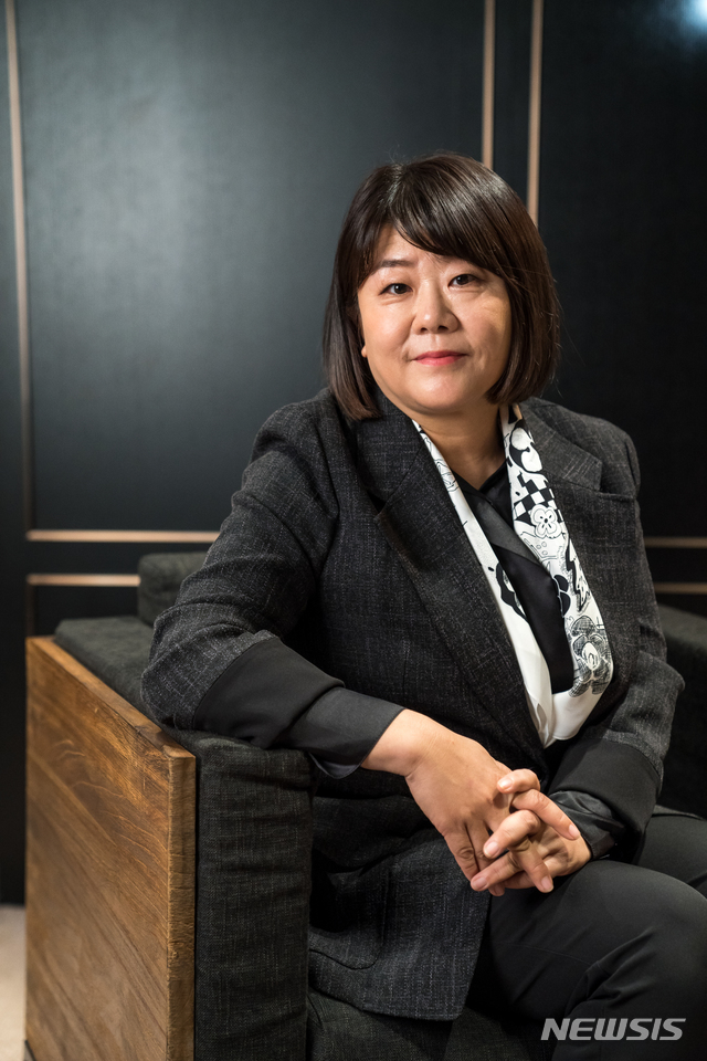 [서울=뉴시스]배우 이정은. (사진=워너브러더스 코리아㈜ 제공) 2020.11.09. photo@newsis.com