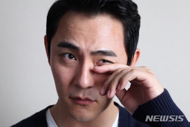 [서울=뉴시스] 남성이 눈을 비비고 있다. (사진=김안과병원 제공). 2020.11.09.