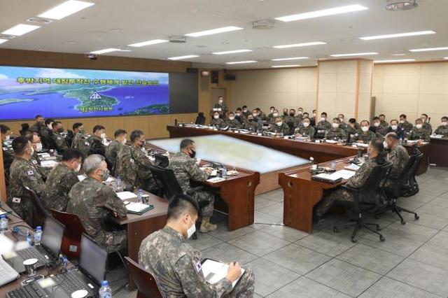 [서울=뉴시스] 육군2작전사 주요 직위자들이 후방지역 대침투작전 수행체계 발전 전술토의에서 발전 방안 의견을 교환하고 있다. 2020.11.09. (사진=육군 제공)