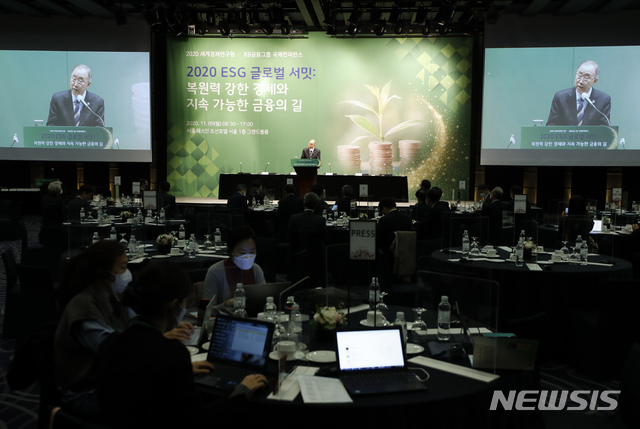 [서울=뉴시스] 고승민 기자 = 반기문 국가기후환경회의 위원장이 9일 서울 웨스틴조선호텔에서 열린 '세계경제연구원-KB금융그룹 국제컨퍼런스-2020 ESG 글로벌 서밋:복원력 강한 경제와 지속가능한 금융의 길'에서 축사를 하고 있다. 2020.11.09.kkssmm99@newsis.com
