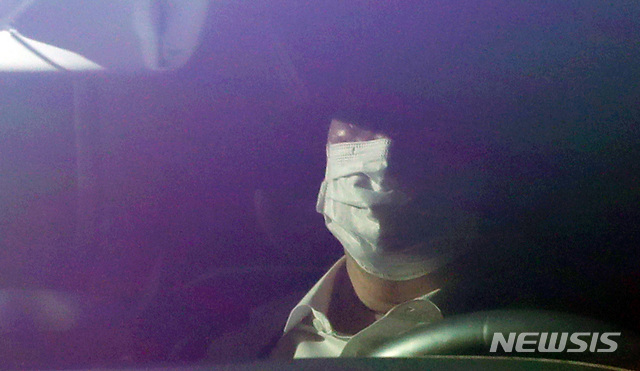 [서울=뉴시스] 이영환 기자 = 윤석열 검찰총장이 9일 오전 서울 서초구 대검찰청으로 출근하고 있다. 2020.11.09.&nbsp; 20hwan@newsis.com