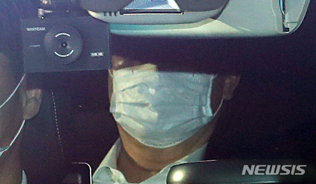 [서울=뉴시스] 이영환 기자 = 윤석열 검찰총장이 9일 오전 서울 서초구 대검찰청으로 출근하고 있다. 2020.11.09. 20hwan@newsis.com