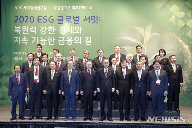 [서울=뉴시스] 고승민 기자 = 전광우 세계경제연구원 이사장과 반기문 국가기후환경회의 위원장, 윤종규 KB금융그룹 회장 등 참석자들이 9일 서울 웨스틴조선호텔에서 열린 '세계경제연구원-KB금융그룹 국제컨퍼런스-2020 ESG 글로벌 서밋:복원력 강한 경제와 지속가능한 금융의 길'에서 기념촬영하고 있다. 2020.11.09.kkssmm99@newsis.com