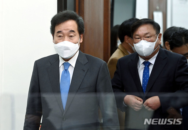 [서울=뉴시스] 최동준 기자 = 더불어민주당 이낙연 대표, 김태년 원내대표가 9일 오전 서울 여의도 국회에서 열린 최고위원회의에 입장하고 있다. (공동취재사진) 2020.11.09.&nbsp; photo@newsis.com