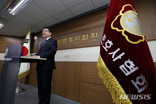 [서울=뉴시스]이윤청 기자 = 이찬희 대한변호사협회장이 9일 서울 강남구 대한변협회관에서 고위공직자범죄수사처장 후보 추천 명단을 발표하고 있다. 2020.11.09. radiohead@newsis.com