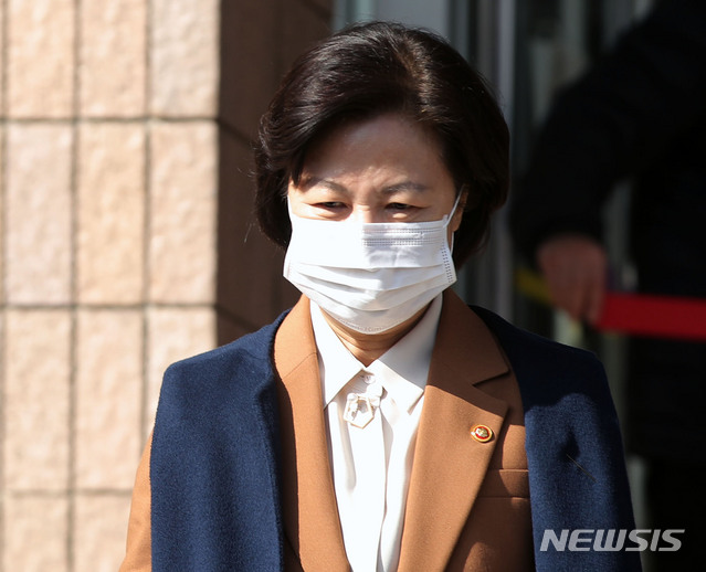 [과천=뉴시스] 박미소 기자 = 추미애 법무부 장관이 9일 오후 경기 과천 법무부 청사를 나서고 있다. 2020.11.09.&nbsp; misocamera@newsis.com