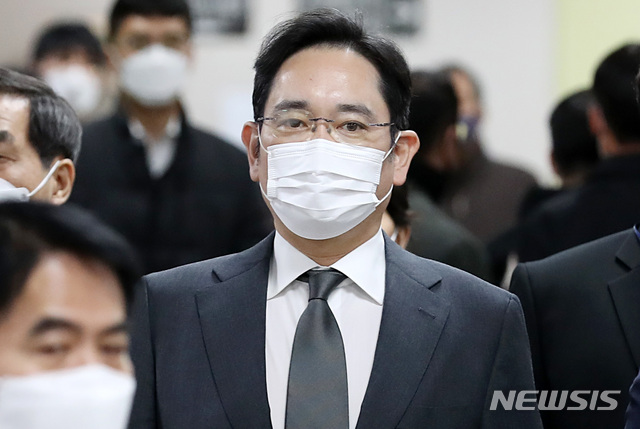 [서울=뉴시스] 이영환 기자 = 국정농단 의혹으로 재판에 넘겨진 이재용 삼성전자 부회장이 9일 오후 서울 서초구 서울고법에서 열린 파기환송심 5차 공판에 출석하고 있다. 2020.11.09.&nbsp; 20hwan@newsis.com