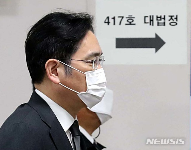 [서울=뉴시스] 이영환 기자 = 국정농단 의혹으로 재판에 넘겨진 이재용 삼성전자 부회장이 9일 오후 서울 서초구 서울고법에서 열린 파기환송심 5차 공판에 출석하고 있다. 2020.11.09.  20hwan@newsis.com