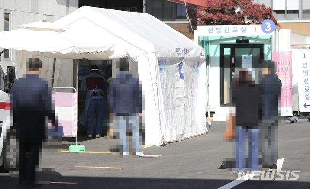 [서울=뉴시스]최진석 기자 = 신종 코로나바이러스 감염증(코로나19) 신규 확진자가 126명으로 집계된 9일 서울 국립중앙의료원에 마련된 코로나19 선별진료소에서 시민들이 검사를 위해 대기하고 있다. 2020.11.09.&nbsp; myjs@newsis.com
