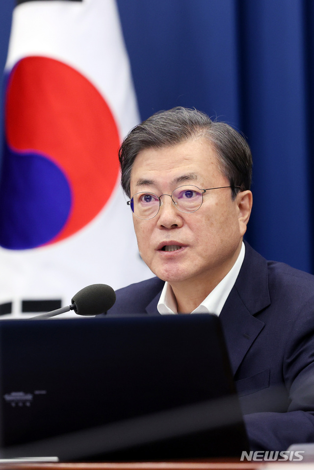 [서울=뉴시스]박영태 기자 = 문재인 대통령이 9일 청와대 여민관에서 열린 수석보좌관회의에 참석해 발언하고 있다. 2020.11.09.&nbsp; since1999@newsis.com