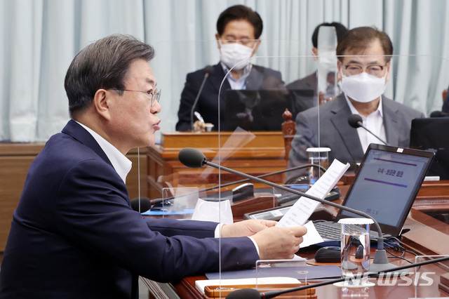 [서울=뉴시스]박영태 기자 = 문재인 대통령이 9일 청와대 여민관에서 열린 수석보좌관회의에 참석해 발언하고 있다. 2020.11.09.&nbsp; since1999@newsis.com