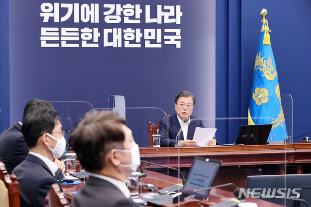 [서울=뉴시스]박영태 기자 = 문재인 대통령이 9일 청와대 여민관에서 열린 수석보좌관회의에 참석해 발언하고 있다. 2020.11.09.&nbsp; since1999@newsis.com