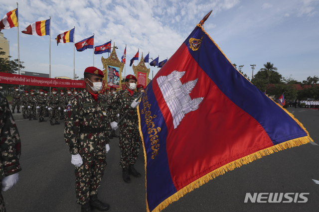 [프놈펜=AP/뉴시스]9일 캄보디아 군인들이 캄보디아 프놈펜에서 열린 제67주년 독립기념일 기념식에 참가하고 있다. 캄보디아는 1923년 11월 9일 프랑스로부터 독립했다. 2020.11.09.