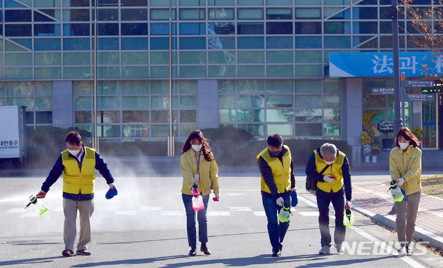 [광주=뉴시스] 류형근 기자 = 9일 오후 광주 북구 광주교도소가 직원의 신종 코로나바이러스 감염증(코로나19) 확진 판정으로 통제되고 있는 가운데 일곡동행정복지센터 생활방역단이 입구에서 방역을 하고 있다. 2020.11.09.&nbsp; hgryu77@newsis.com