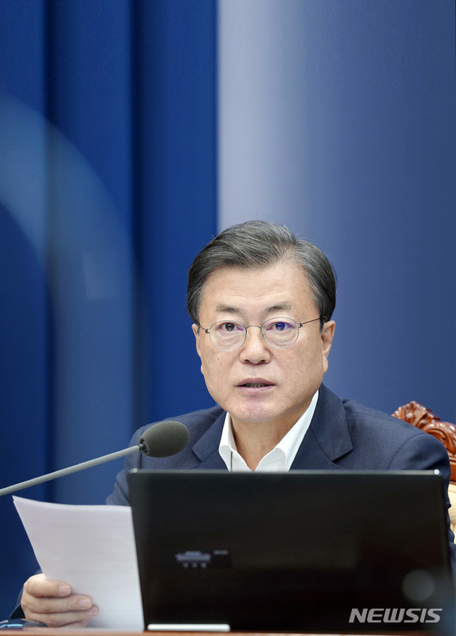 [서울=뉴시스]박영태 기자 = 문재인 대통령이 9일 청와대 여민관에서 열린 수석보좌관회의에 참석해 발언하고 있다. 2020.11.09.&nbsp; since1999@newsis.com