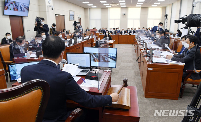 [서울=뉴시스] 최동준 기자 = 민홍철 국회 국방위원회 위원장이 9일 국방부, 5.18민주화운동 진상규명조사위원회, 병무청, 방위사업청의 2021년도 예산안 등과 관련해 서울 여의도 국회에서 열린 국방위원회 전체회의에서 의사봉을 두드리고 있다. (공동취재사진) 2020.11.09. photo@newsis.com