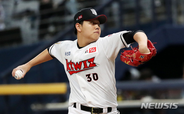 [서울=뉴시스]홍효식 기자 = 9일 오후 서울 구로구 고척스카이돔에서 열린 '2020 신한은행 SOL KBO 포스트시즌' 플레이오프 1차전 두산베어스 대 kt위즈의 경기, 3회초 kt 선발투수 소형준이 역투하고 있다. 2020.11.09. yesphoto@newsis.com