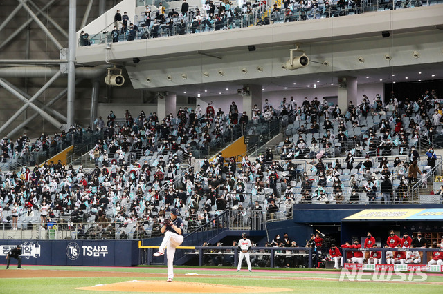 [서울=뉴시스]홍효식 기자 = 9일 오후 서울 구로구 고척스카이돔에서 열린 '2020 신한은행 SOL KBO 포스트시즌' 플레이오프 1차전 두산베어스 대 kt위즈의 경기를 찾은 관람객들이 응원하고 있다. 2020.11.09. yesphoto@newsis.com