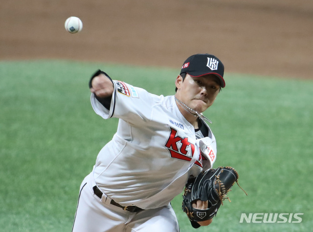 [서울=뉴시스] 조수정 기자 = 9일 오후 서울 구로구 고척스카이돔에서 열리는 '2020 신한은행 SOL KBO 포스트시즌‘ 플레이오프 1차전 두산베어스 대 kt위즈의 경기, 7회초 kt 교체투수 주권이 역투하고 있다. 2020.11.09.&nbsp; chocrystal@newsis.com
