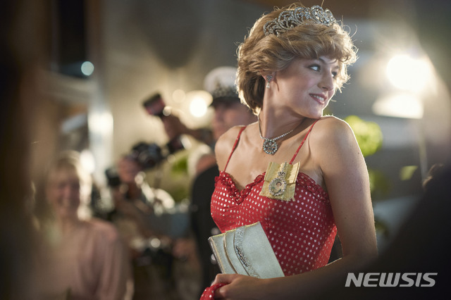 [AP/뉴시스] 영국 왕실을 다룬 넷플릭스 시리즈 '더 크라운'에서 배우 에마 코린이 찰스 왕세자의 전부인 다이애나비를 연기하고 있다. 사진은 넷플릭스 제공. 2020.11.30.