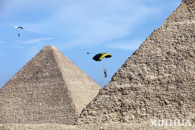 [기자=신화/뉴시스]이집트 수도 카이로에서 남서쪽으로 13㎞ 가량 떨어진 기자(Giza) 시(市)에 위치한 '기자 피라미드 군'에서 열린 과거 제3회 이집트 항공 스포츠 축제 당시 모습. (사진=뉴시스DB). 2020.11.10. *재판매 및 DB 금지.