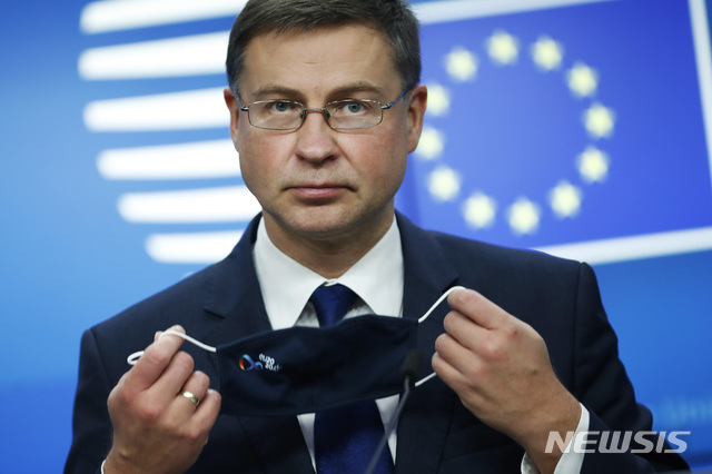 [브뤼셀=AP/뉴시스] 9일(현지시간) 벨기에 브뤼셀에서 발디스 돔브로우스키스 유럽연합(EU) 부집행위원장이 EU 통상장관 화상회의 관련 기자회견을 갖고 있다. 2020.11.10