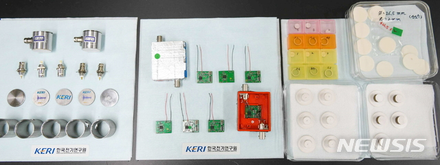 [창원=뉴시스] 홍정명 기자=한국전기연구원 전기변환소재연구센터 김인성 박사팀이 개발에 성공한 '프리앰프(Pre-amp) 내장형 전기 센서'에 들어가는 주요 부품들.(사진=한국전기연구원 제공) 2020.11.10. photo@newsis.com