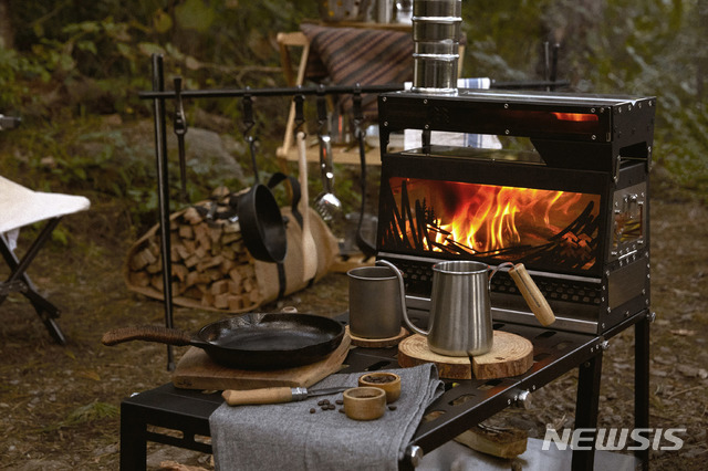 [서울=뉴시스] 캠핑화목난로, 부뚜막. (사진=코오롱FnC부문 제공)