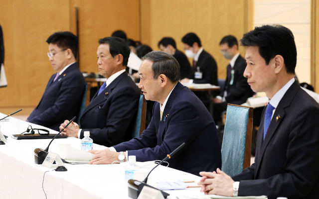 [서울=뉴시스]스가 요시히데 일본 총리가 10일 각의(국무회의)에서 추가 경제 대책 편성을 지시했다. 사진은 지난 9일 경제·재정 자문회의에 참석한 모습. 왼쪽부터 가토 가쓰노부 관방장관, 아소 다로 부총리 겸 재무상, 스가 총리, 니시무라 야스토시 경제재정·재생상. 사진 출처는 총리 관저 공식 트위터 계정(@kantei). 2020.11.10.