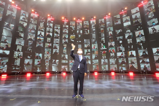 [창원=뉴시스] 강경국 기자 = 허성무 경남 창원시장이 10일 창원컨벤션센터에서 ‘2020 한·세계화상 비즈니스 위크'(12~14일)와 '2020 충무공 이순신방위산업전'(14~15일)을 앞두고 위드(with) 코로나 시대의 새로운 비즈니스 플랫폼인 '오아시스'를 사전 공개하고 있다. (사진=창원시청 제공). 2020.11.10.photo@newsis.com