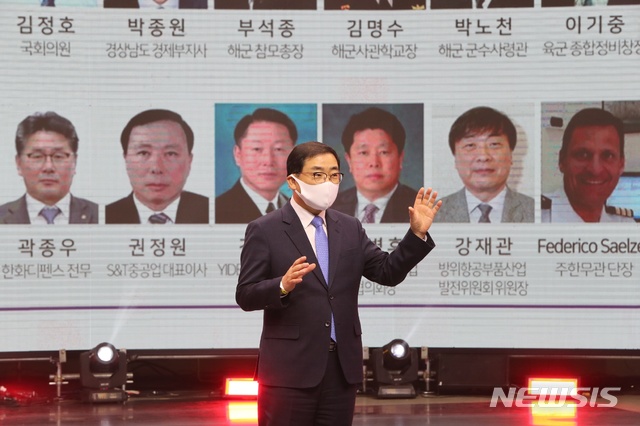 [창원=뉴시스] 강경국 기자 = 허성무 경남 창원시장이 10일 창원컨벤션센터에서 ‘2020 한·세계화상 비즈니스 위크'(12~14일)와 '2020 충무공 이순신방위산업전'(14~15일)을 앞두고 위드(with) 코로나 시대의 새로운 비즈니스 플랫폼인 '오아시스'를 사전 공개하고 있다. (사진=창원시청 제공). 2020.11.10.photo@newsis.com