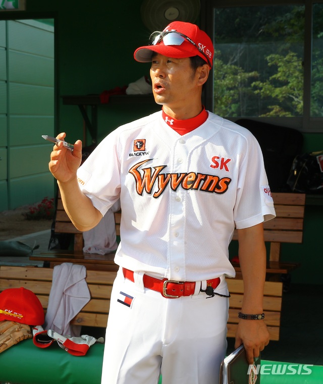 [서울=뉴시스] 조웅천 SK 와이번스 코치. (사진=SK 제공)