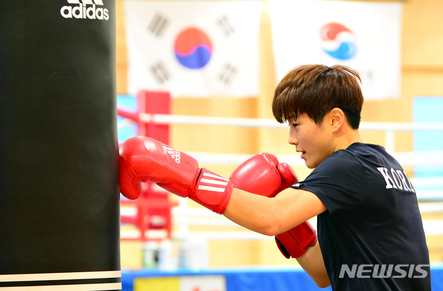 [진천=뉴시스] 인진연 기자 = 충북 진천 국가대표선수촌에서 '대한민국 체육 100년 기념 타임캡슐 매설식'이 열린 10일 오후, 진천선수촌에서 코로나19 이후 훈련을 재개한 복싱, 역도, 체조 등 6종목의 국가대표 선수들이 구슬땀을 흘리고 있다. 대한체육회는 사회적 거리 두기 1단계 조정 이후 지난 5일부터 선수촌 입촌과 훈련을 허가했다.2020.11.10. inphoto@newsis.com
