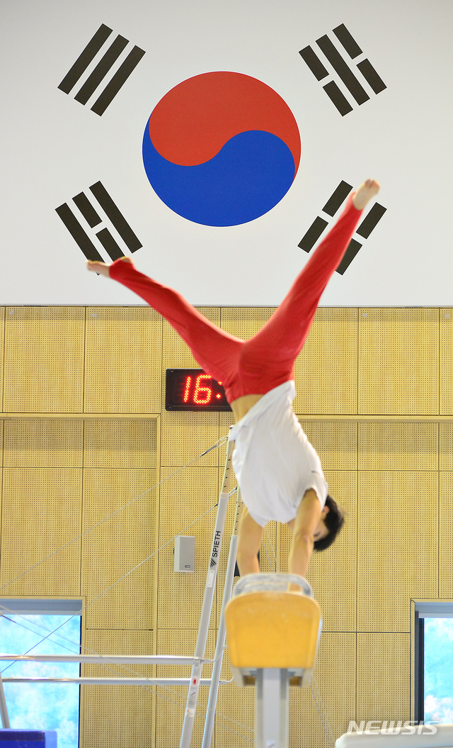 [진천=뉴시스] 인진연 기자 = 충북 진천 국가대표선수촌에서 '대한민국 체육 100년 기념 타임캡슐 매설식'이 열린 10일 오후, 진천선수촌에서 코로나19 이후 훈련을 재개한 복싱, 역도, 체조 등 6종목의 국가대표 선수들이 구슬땀을 흘리고 있다. 대한체육회는 사회적 거리 두기 1단계 조정 이후 지난 5일부터 선수촌 입촌과 훈련을 허가했다.2020.11.10.inphoto@newsis.com