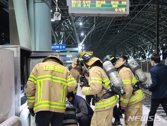 [아산=뉴시스]이종익 기자 = 10일 오후 9시 17분께 충남 아산의 KTX천안아산역 상행선 정차라인에 설치된 이동통신사의 배전반에서 화재가 발생해 아산소방서와 역 관계자들이 화재 원인을 조사하고 있다. 2020.11.10.&nbsp; 007news@newsis.com