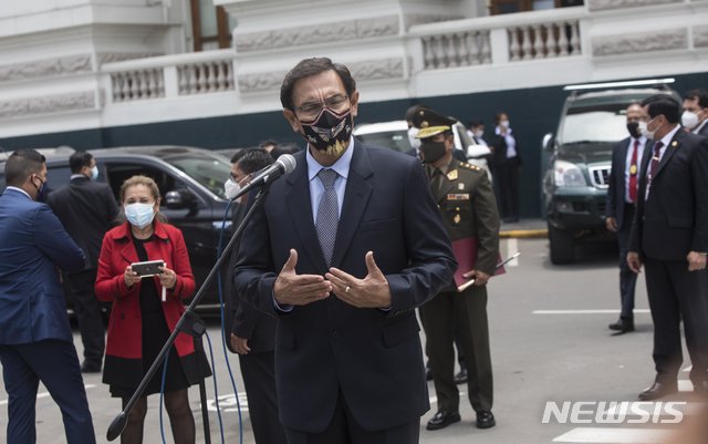 [리마=AP/뉴시스]마르틴 비스카라 페루 대통령이 독수리 문양 마스크를 쓰고 9일(현지시간) 페루 리마의 의회 앞에서 기자들에게 발언하고 있다. 두 달도 채 안 되는 동안 두 번째 탄핵 투표에 직면한 비스카라 대통령은 이날 의회에서 근거 없는 부패 혐의만으로 자신을 몰아내려는 것은 "코로나19 피해와 경제난이 극에 달한 이 나라에 심각한 결과를 초래할 것"이라며 결백을 주장했다. 2020.11.10.