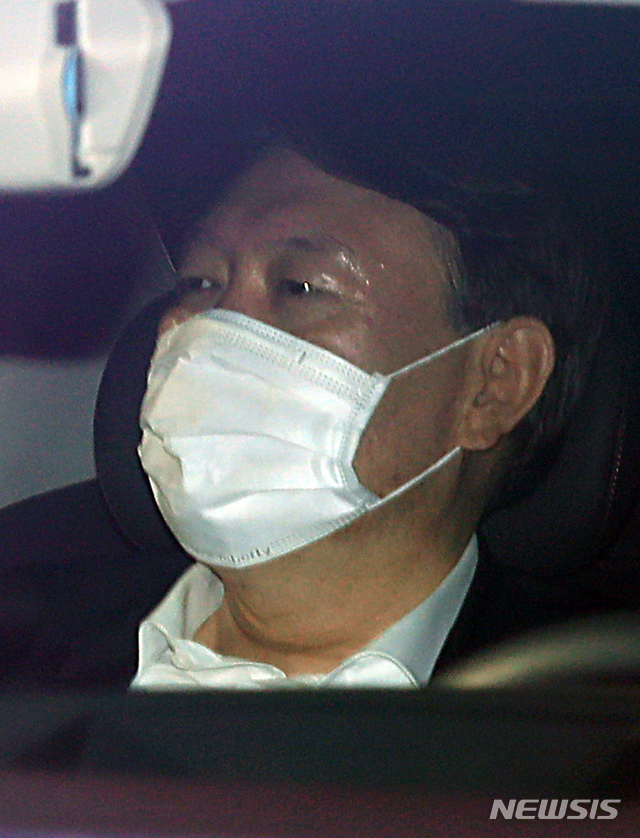 [서울=뉴시스] 이영환 기자 = 윤석열 검찰총장이 10일 오전 서울 서초구 대검찰청으로 들어서고 있다. 2020.11.10.&nbsp; 20hwan@newsis.com