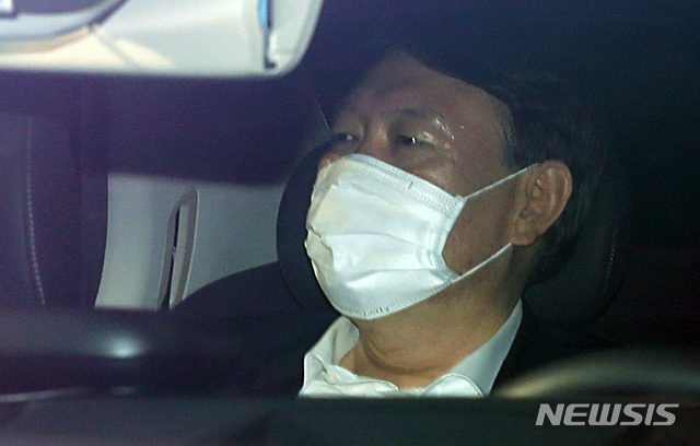 [서울=뉴시스] 이영환 기자 = 윤석열 검찰총장이 10일 오전 서울 서초구 대검찰청으로 들어서고 있다. 2020.11.10.&nbsp; 20hwan@newsis.com